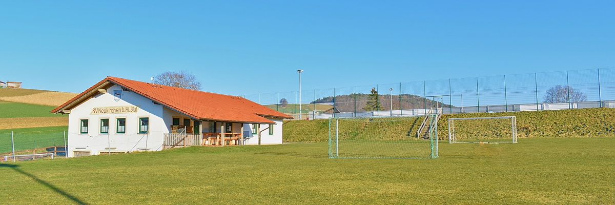 Sportheim und Fußballplatz des SV Neukirchen b. Hl. Blut